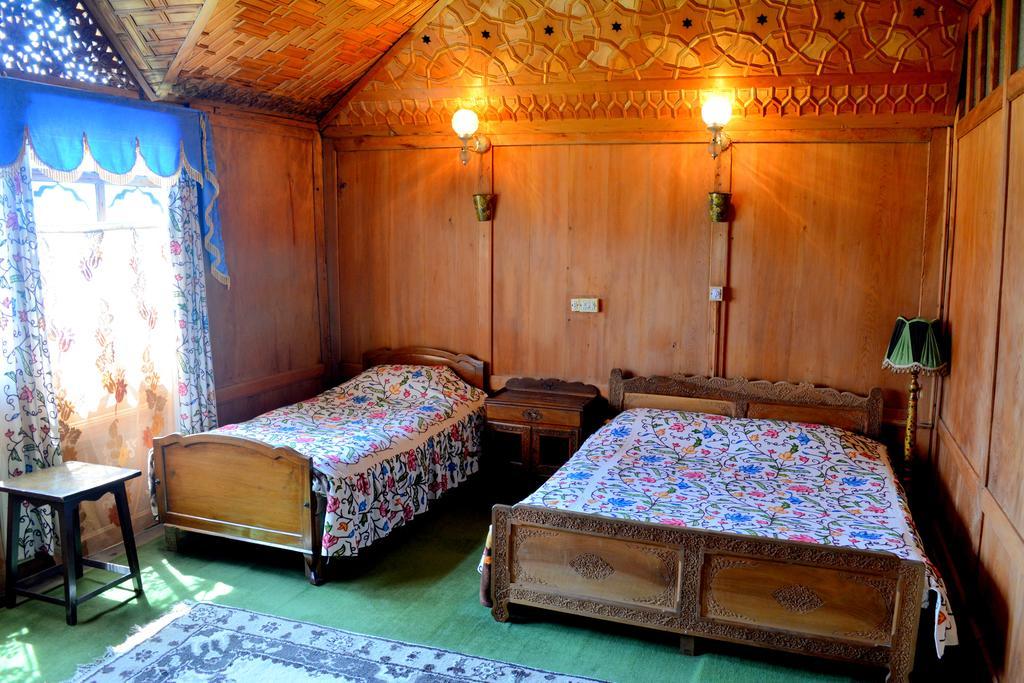 Kings Houseboats Hotell Srīnagar Rum bild