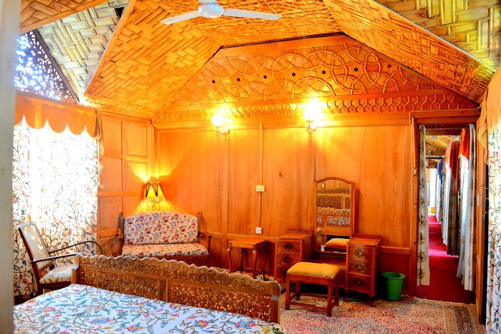 Kings Houseboats Hotell Srīnagar Rum bild