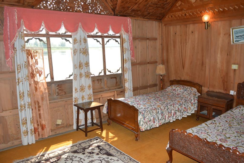 Kings Houseboats Hotell Srīnagar Rum bild