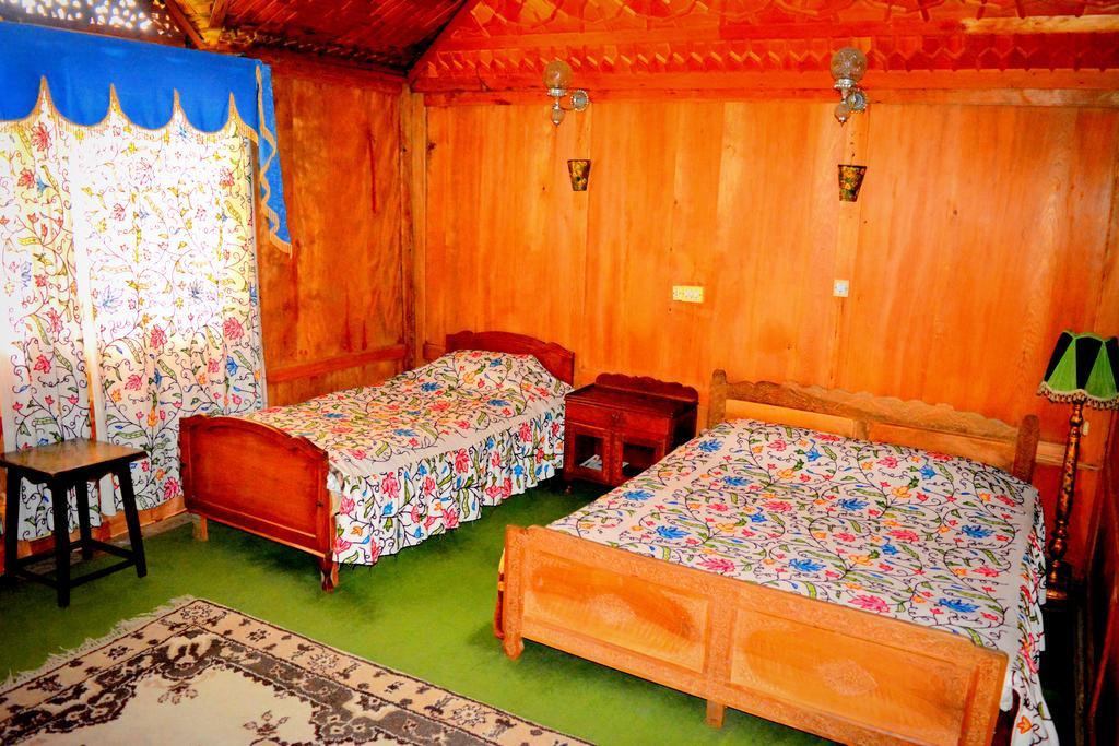 Kings Houseboats Hotell Srīnagar Rum bild