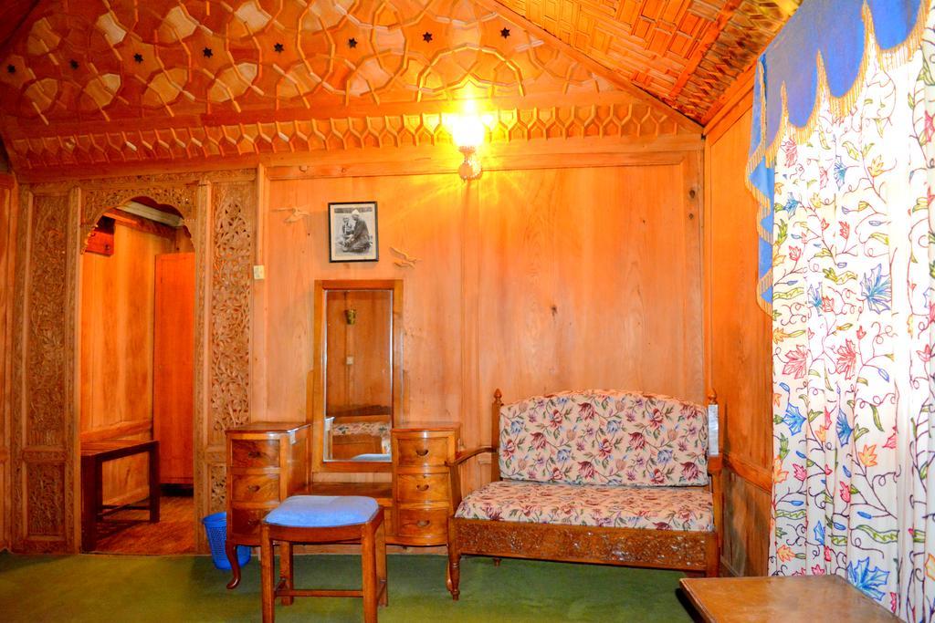 Kings Houseboats Hotell Srīnagar Rum bild